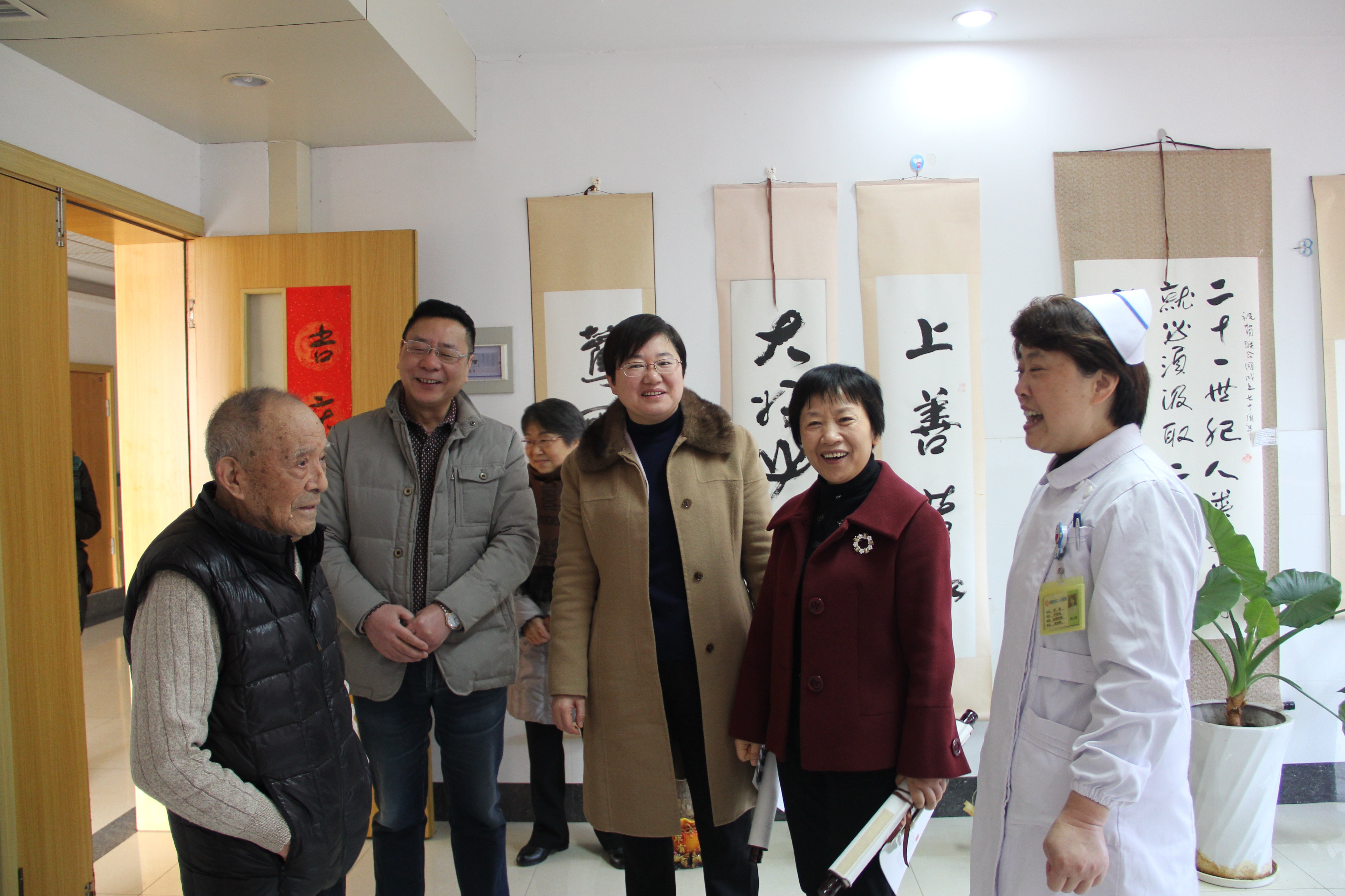 市领导昌红梅、叶萍先后来我院走访慰问住院老干部