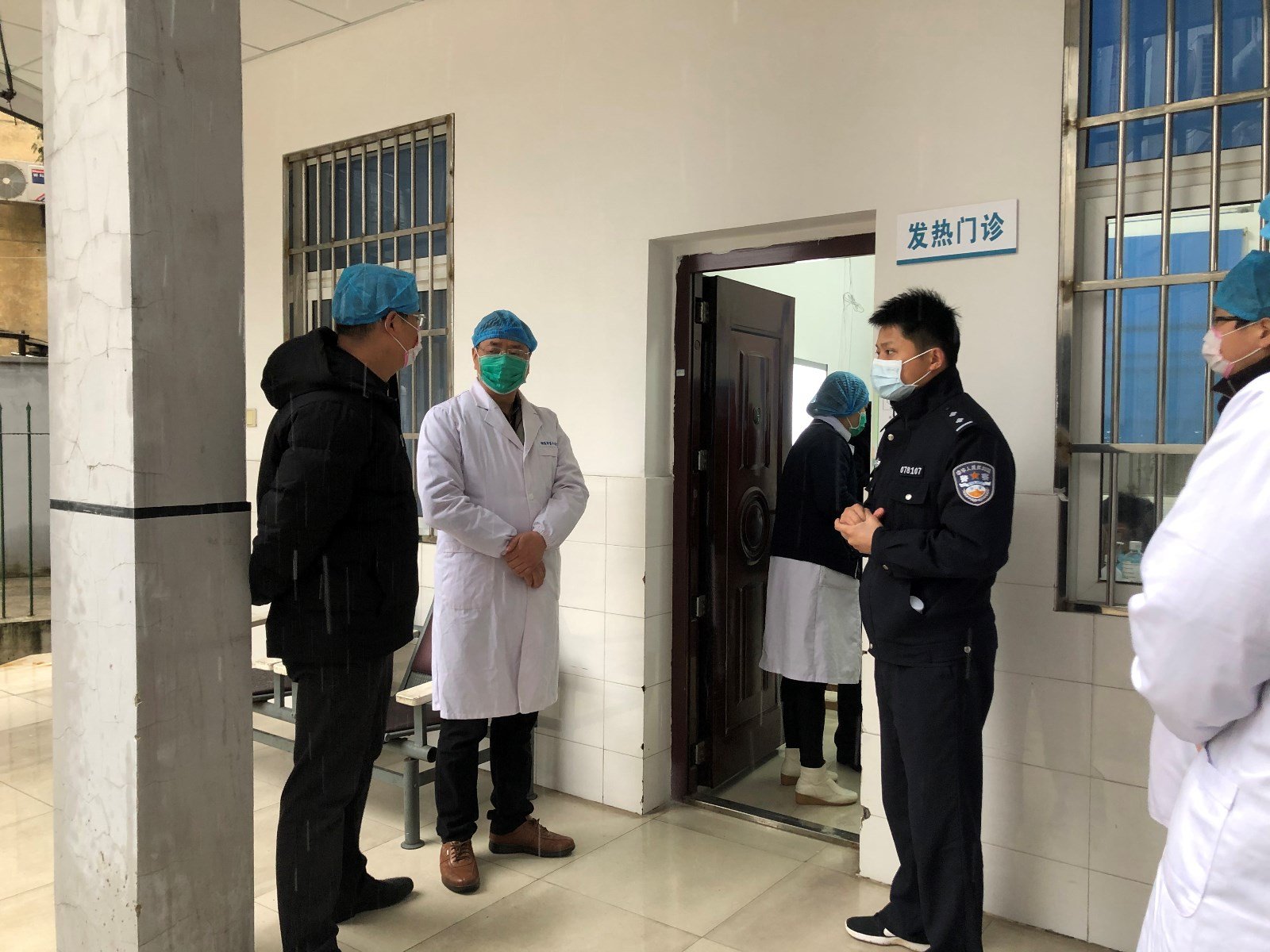 市卫健委赵斌副主任带队来我院发热门诊检查指导工作院党总支书记吴竹林陪同.JPG