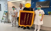 医患情深暖人心，锦旗致谢显真情