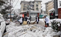 扫雪除冰保通畅 志愿服务暖人心