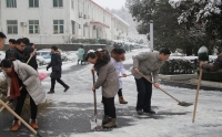 市二院组织职工清扫积雪，保障患者通行