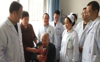 九九重阳节，市二院外科给住院老人送“健康”