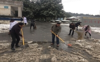 医院积极组织扫雪工作 确保患者就医安全