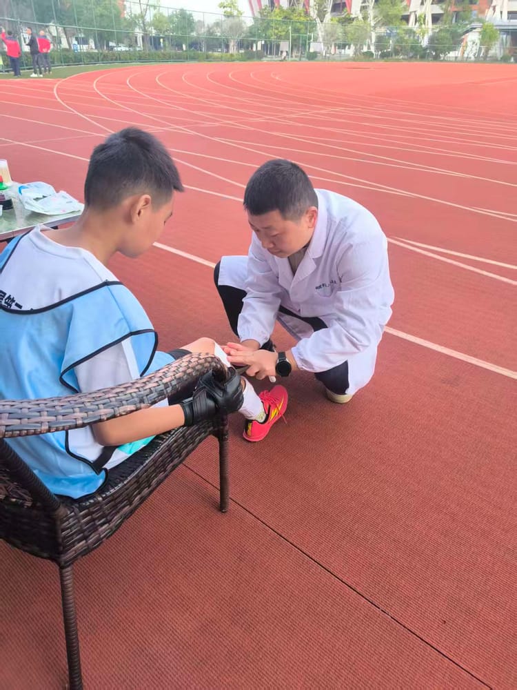 绿茵场旁的“健康卫士”——我院康复医学科为青少年足球联赛保驾护航